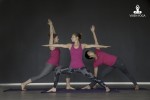 Viben yoga, kjellerbilde liggende hvit logo